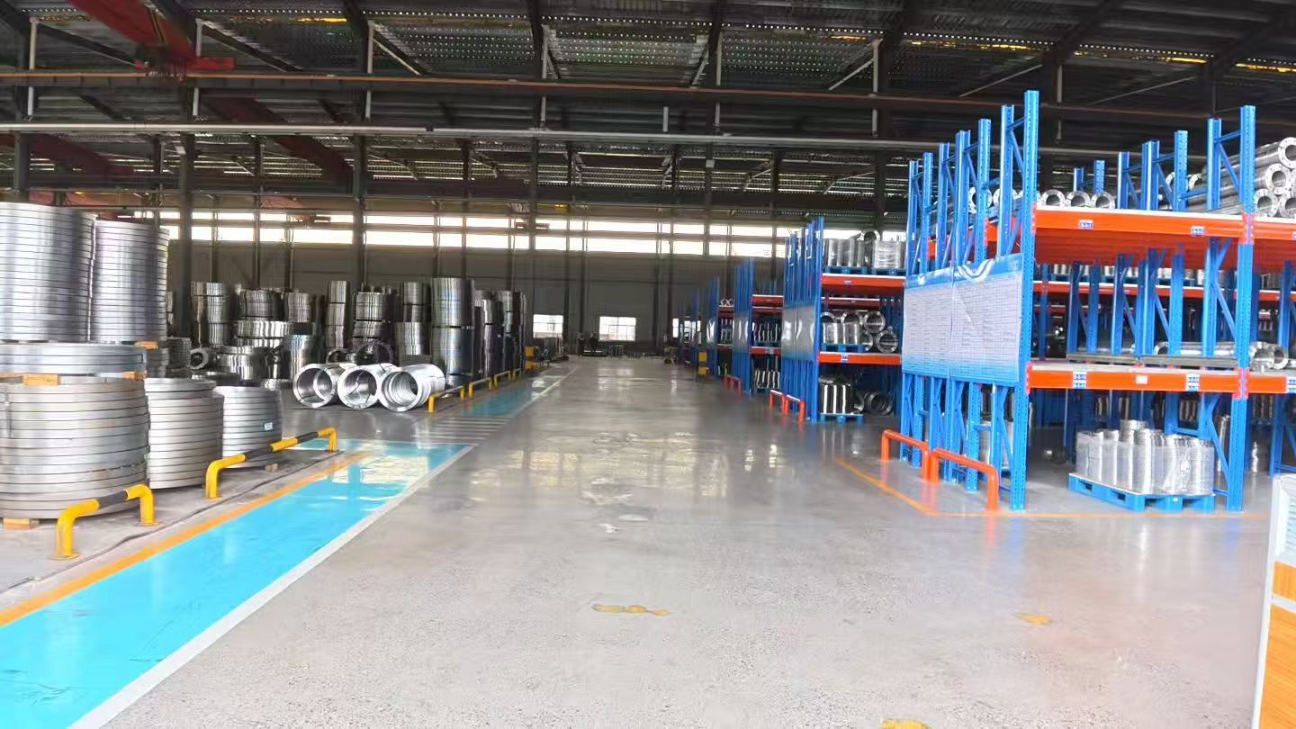 Reale Werkstattumgebung für CNC-Bearbeitung und die Herstellung mechanischer Komponenten.