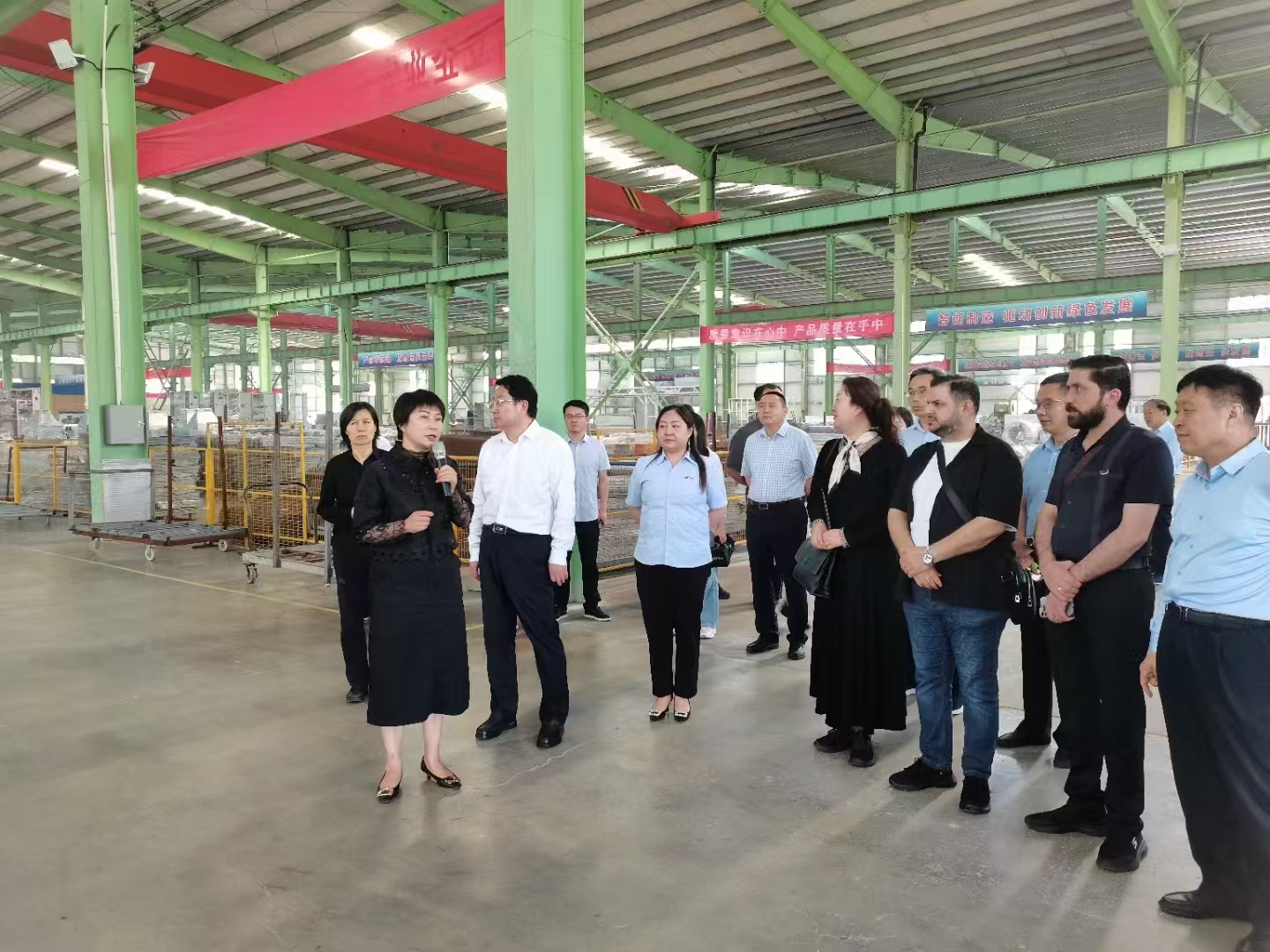 Realer Fabrikeingang für die Fertigung kundenspezifischer mechanischer Komponenten