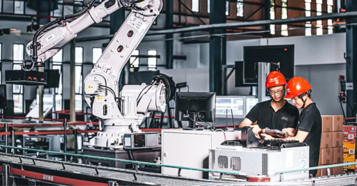 Qualitätsingenieur überwacht Werkssystem oder Prüfprozess für mechanische Komponenten