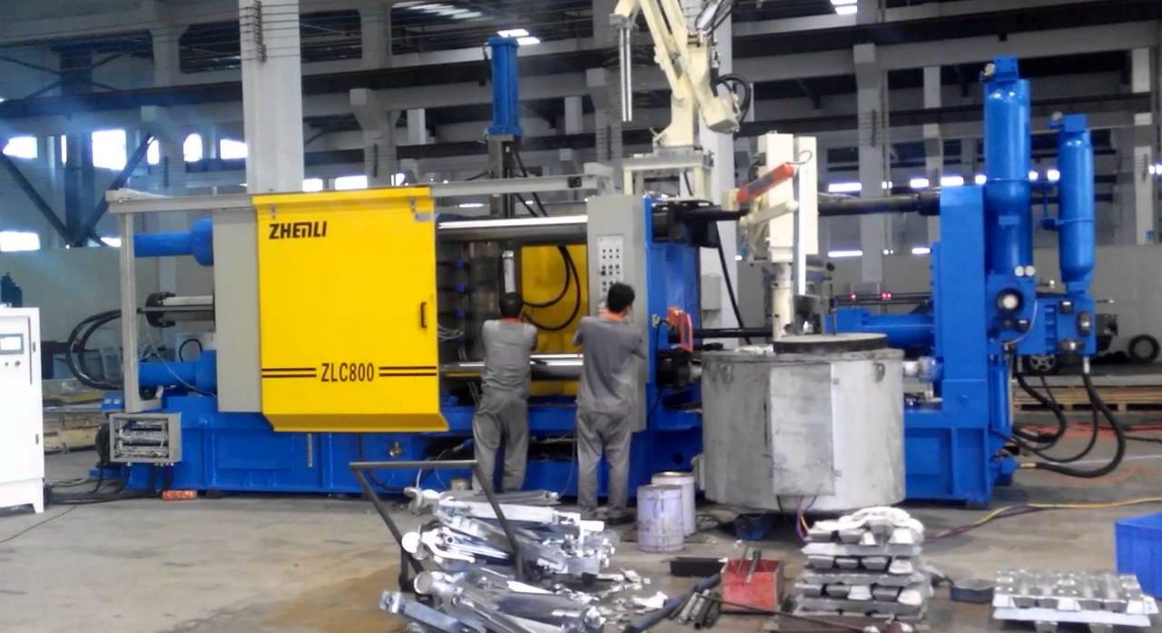 Produktionshalle mit Maschinenpark zur stabilen CNC-Bearbeitung und Serienfertigung mechanischer Bauteile.
